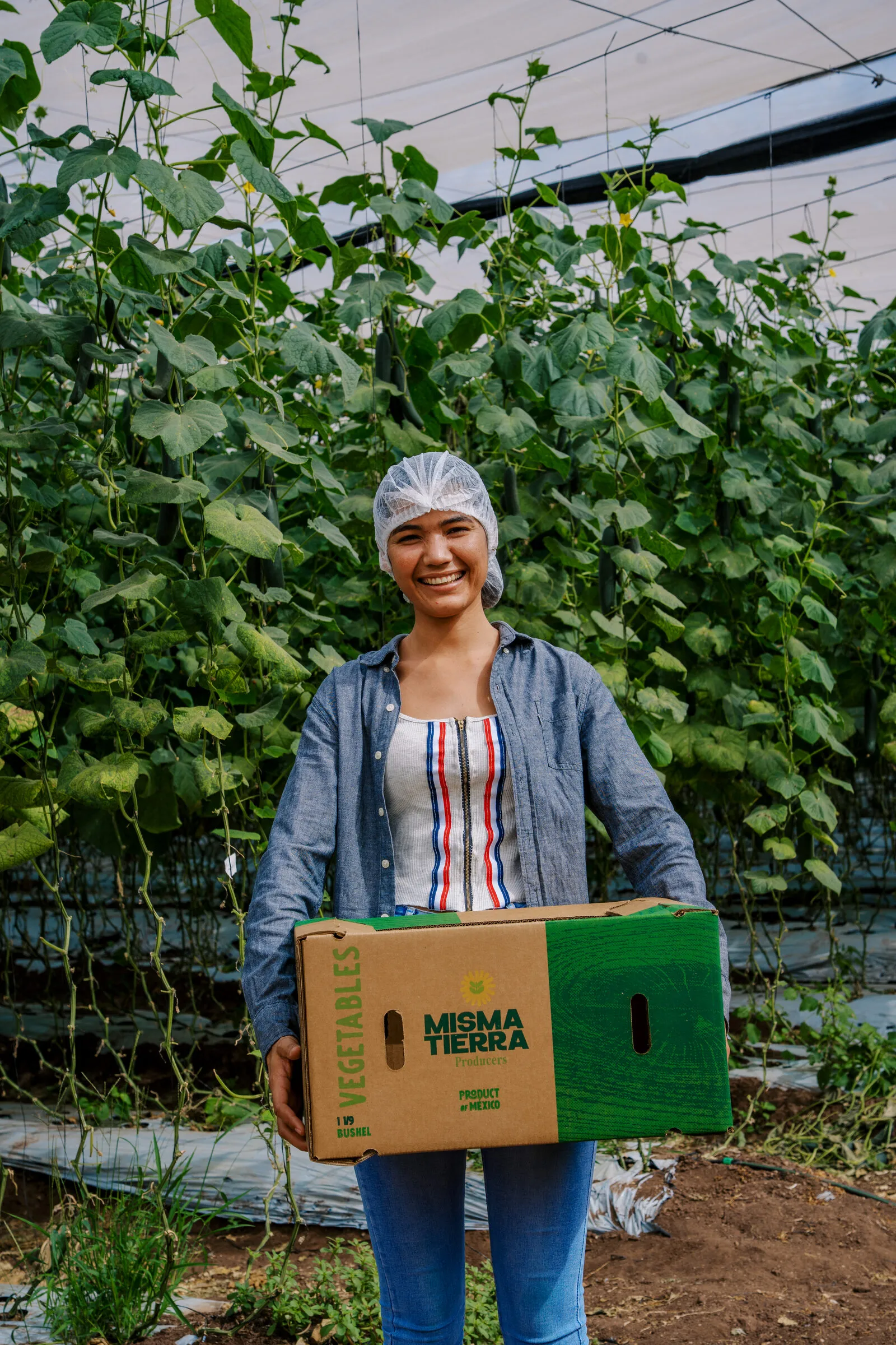 Team member with a Misma Tierra box